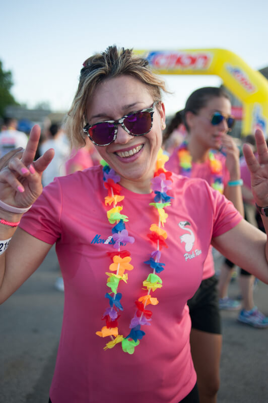 ragazza giovane saluta amica
