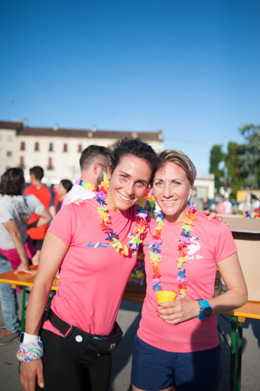 due amiche si abbracciano