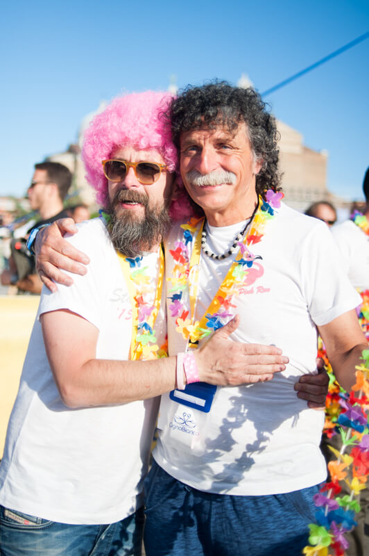 figlio abbraccia il padre