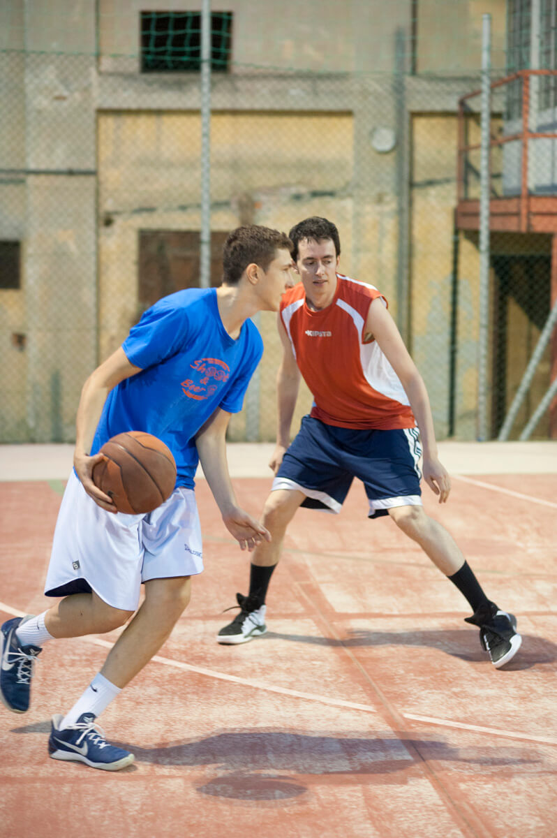 giocatore basket in attacco