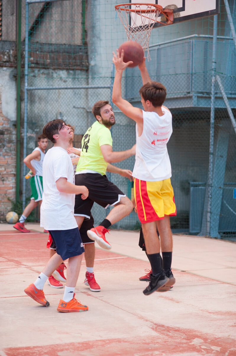 giocatore basket che segna