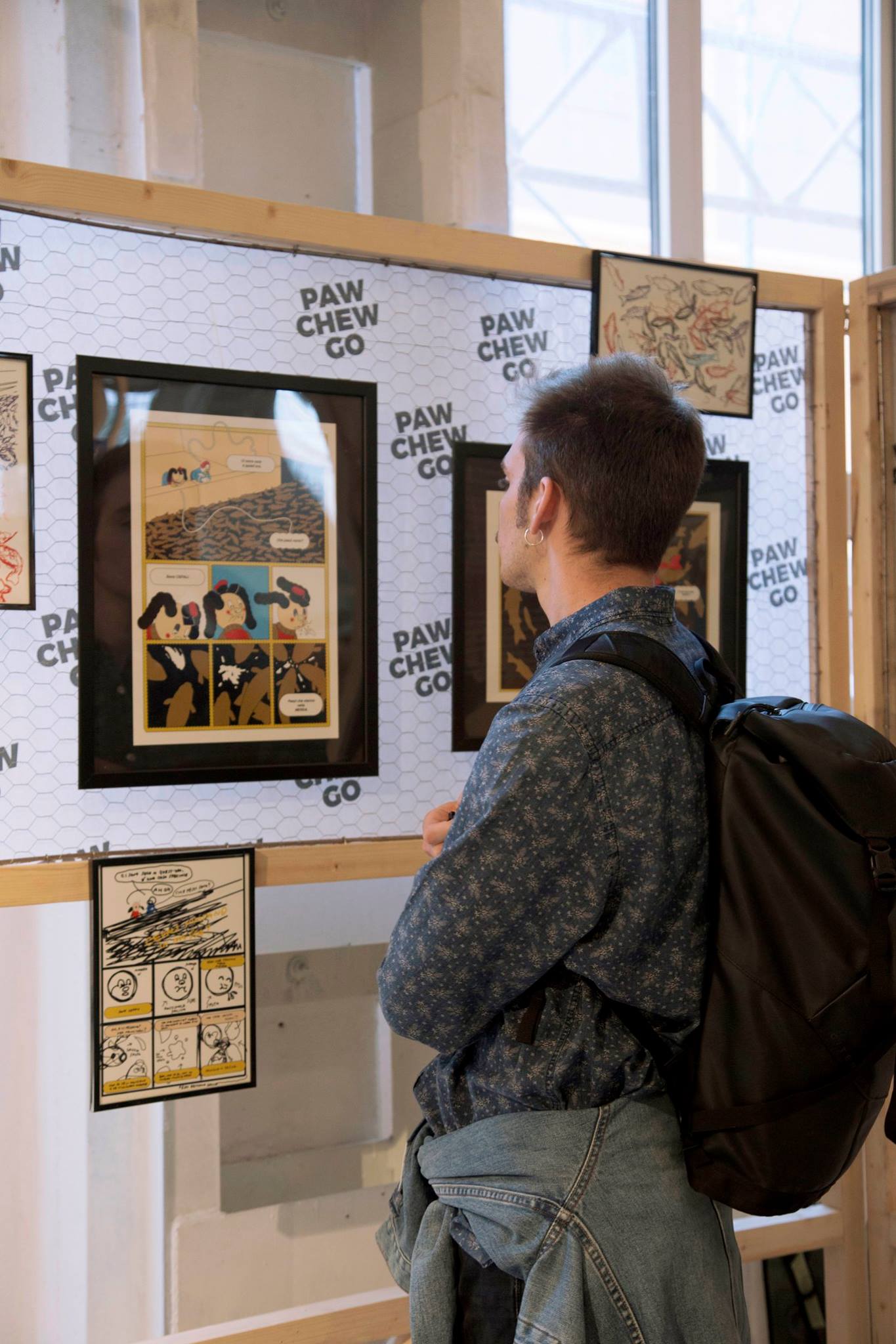 uomo guarda mostra fotografia