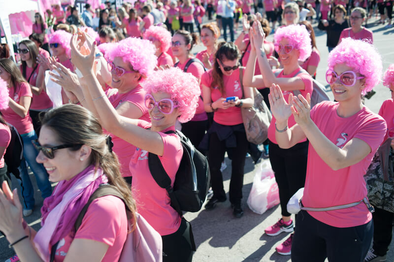 donne con occhiali applaudiscono