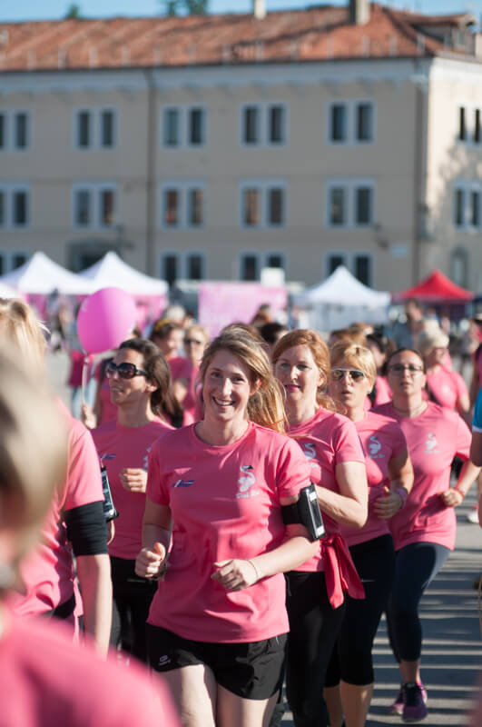 donne corrono in prato della valle