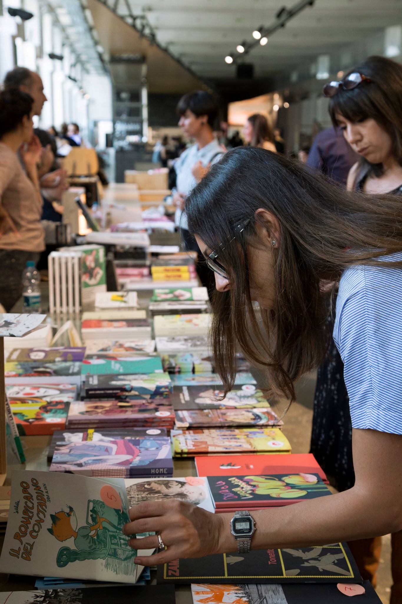 donna sfoglia libro illustrazione