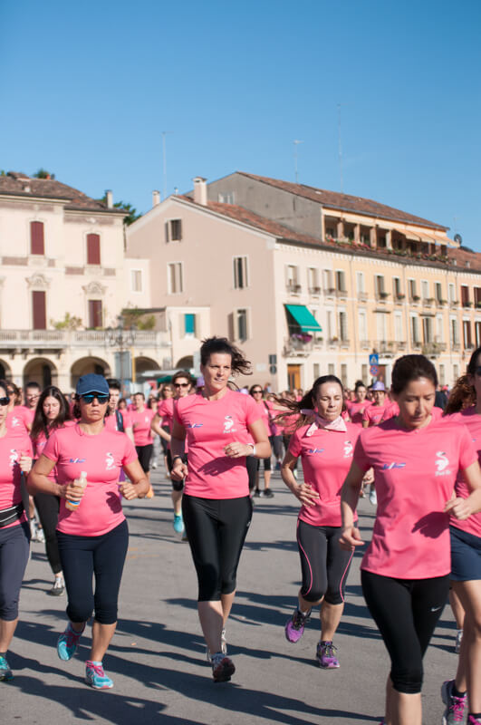 donne corrono in piazza