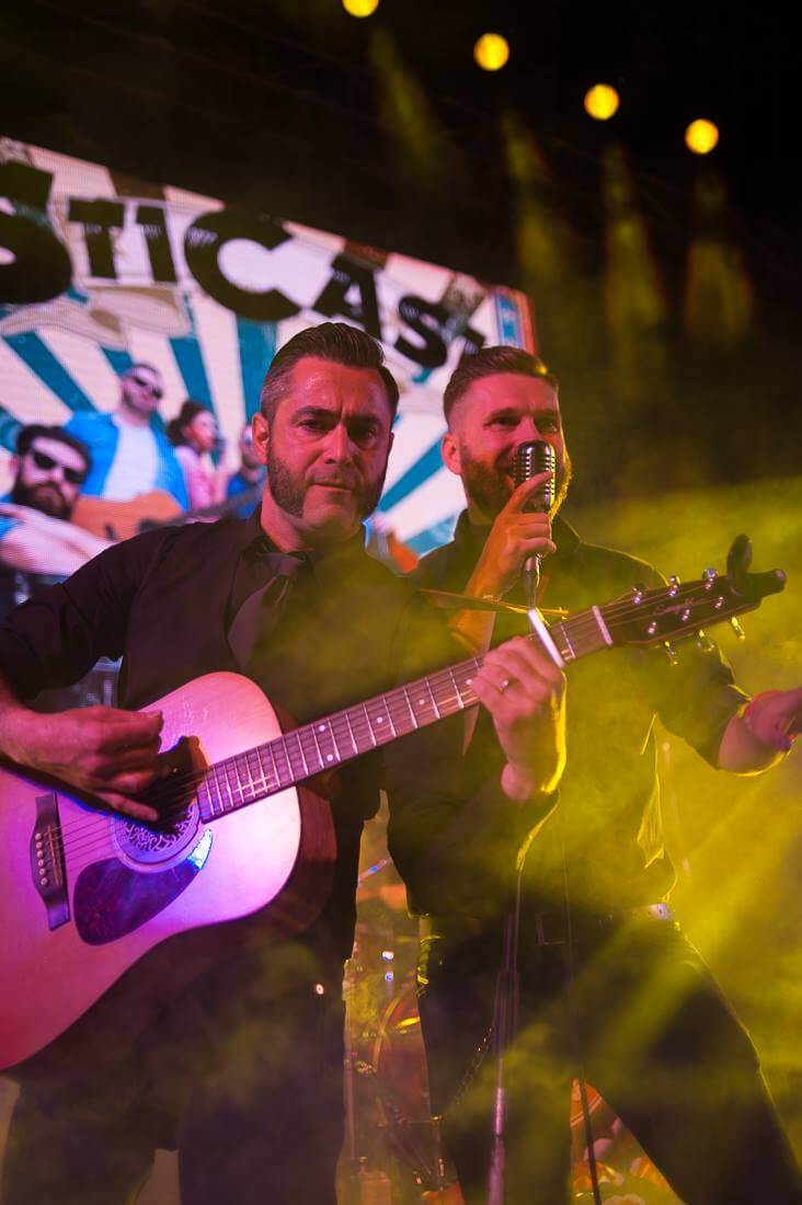 due cantanti sul palco