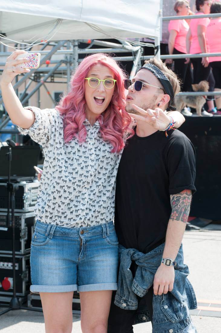 giovane ragazza si fa un selfie